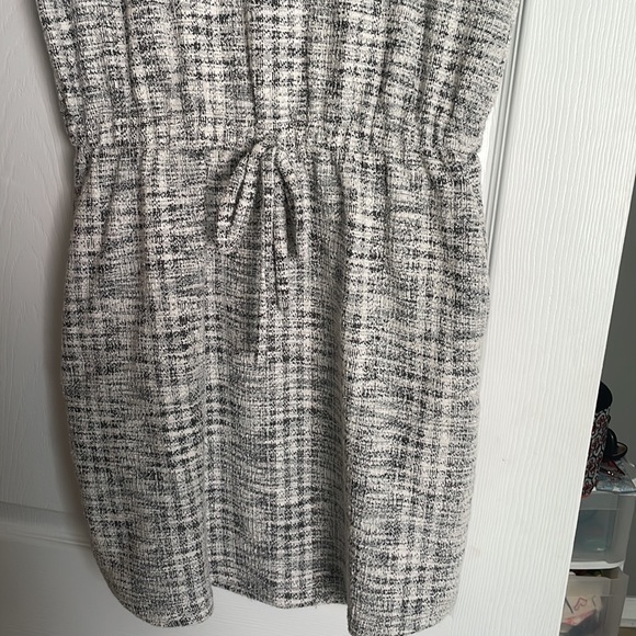 Gorgeous She + Sky dress!  Has pockets and a tie in the front - Picture 3 of 7